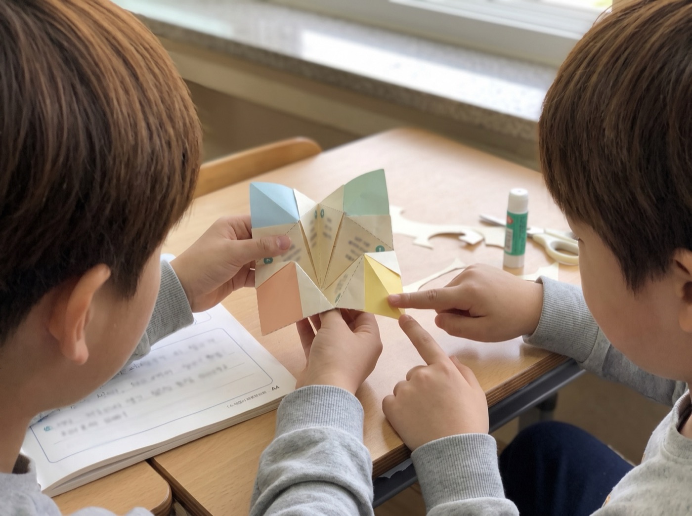 ② 만든 물건으로 짝과 놀기 (연출 사진)