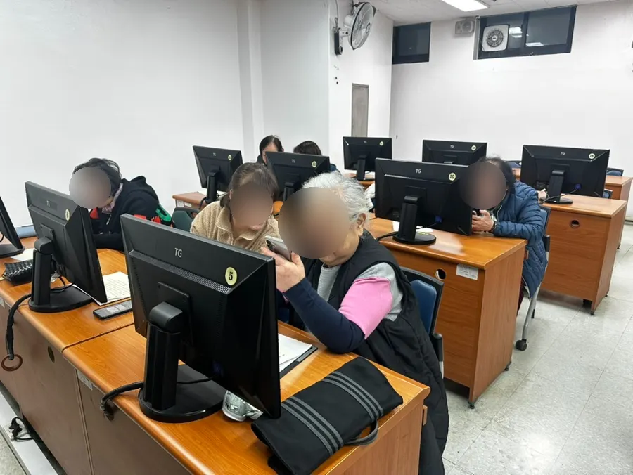 컴퓨터실에서 화면을 보는 어르신들